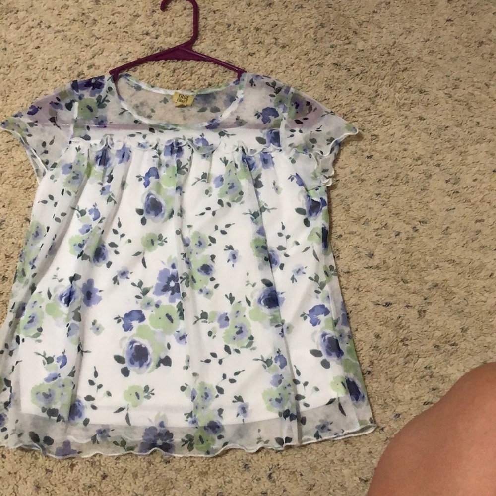 Girls White flower shirt. Only worn 2 times.